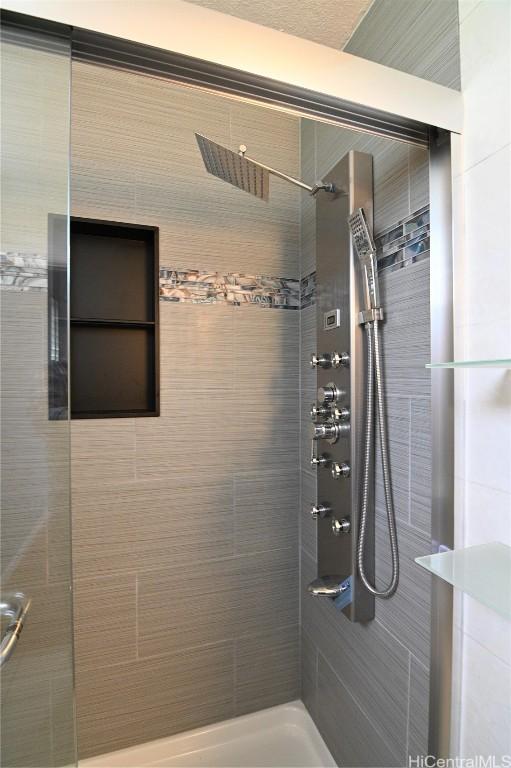 bathroom featuring a tile shower