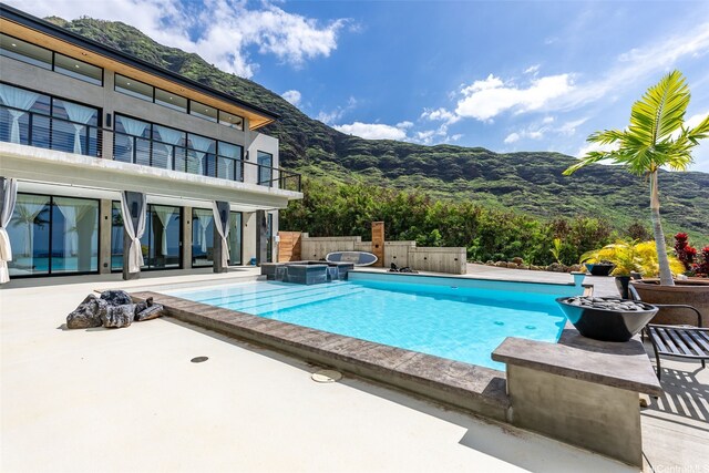 84-770 Alahele St, Waianae, HI 96792 - swimming pool featuring an in-ground hot tub, a mountain view, and a patio