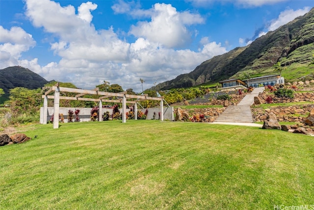 view of yard featuring a mountain view