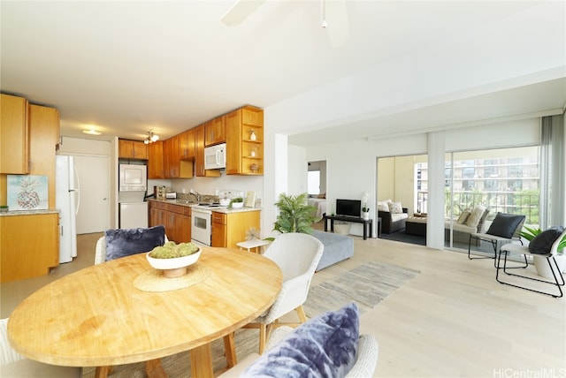 dining area with sink, light hardwood / wood-style floors, and ceiling fan