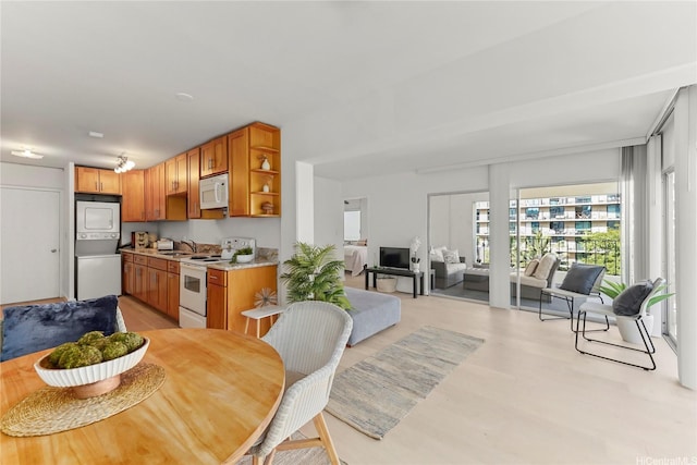 222 Kaiulani Ave Unit Ph4, Honolulu, HI 96815 - dining room featuring stacked washer / drying machine and light wood-style floors