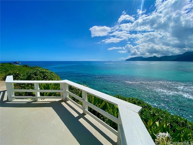 water view with a mountain view