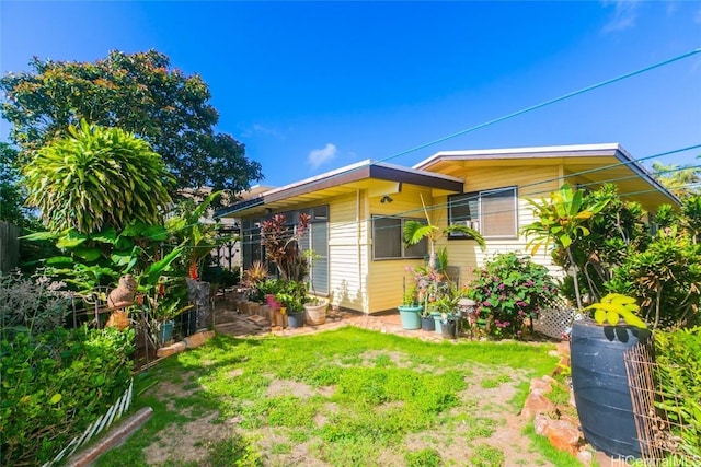 view of front of house with a front lawn