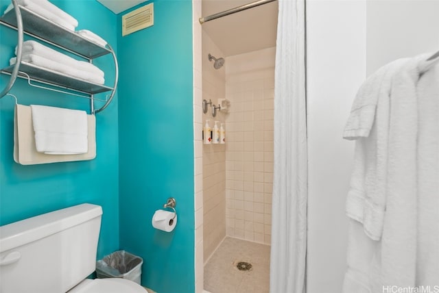 bathroom featuring curtained shower and toilet