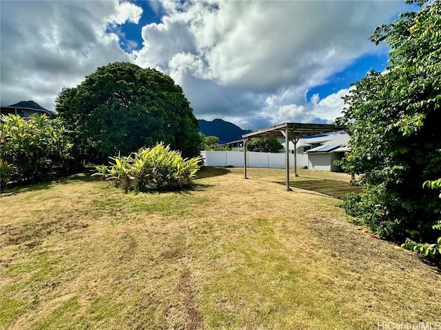 view of yard featuring a mountain view