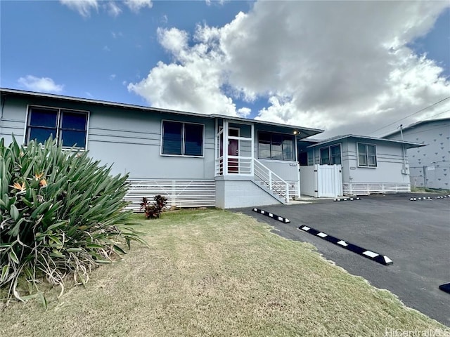 view of front of home featuring a front lawn