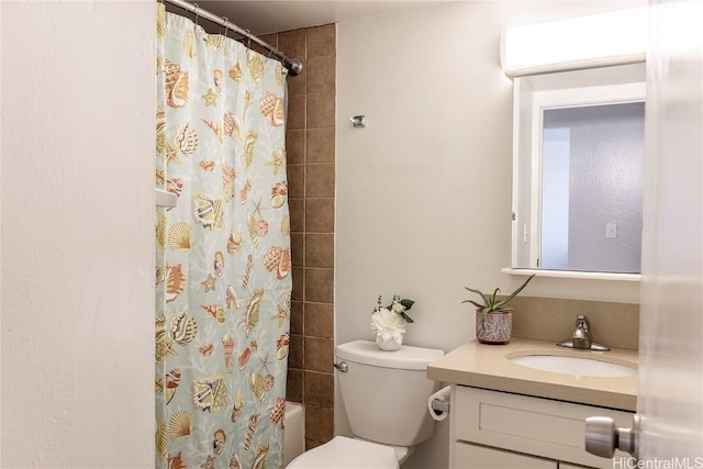 full bathroom featuring toilet, shower / bath combo with shower curtain, and vanity