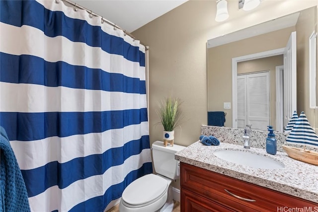 full bath with toilet, vanity, and a shower with curtain