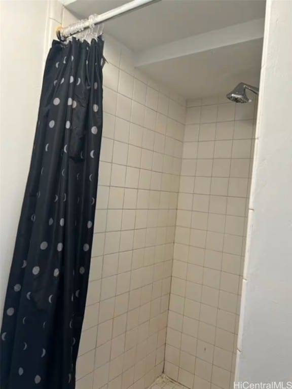 bathroom featuring a shower with curtain