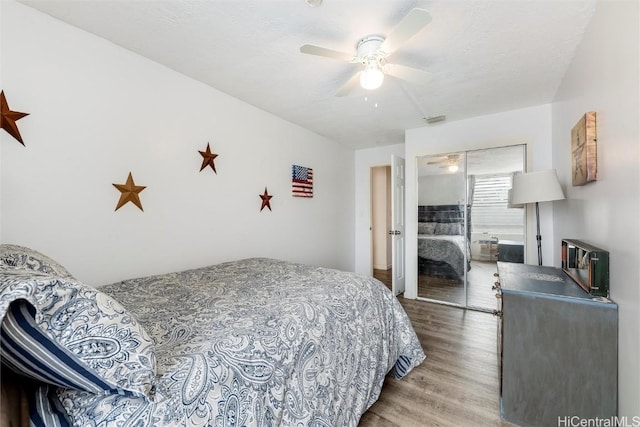 bedroom with ceiling fan, a textured ceiling, and light wood-type flooring