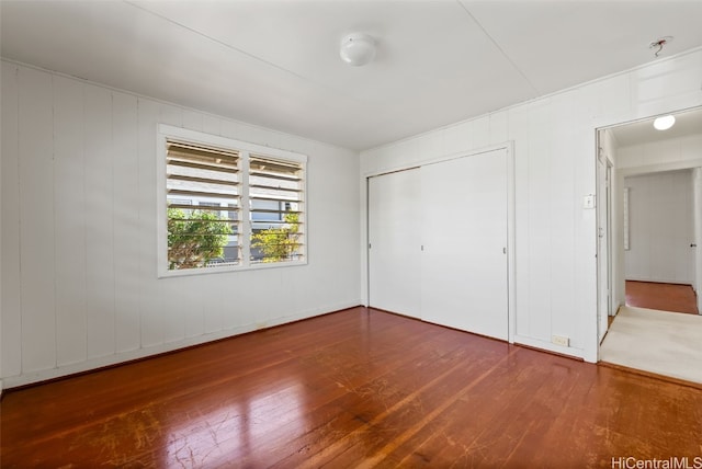 unfurnished bedroom featuring hardwood / wood-style flooring and a closet