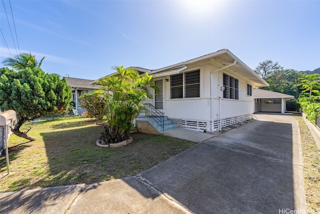 view of front of home with a carport and a front yard