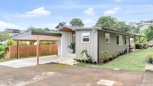 view of front of property featuring a carport and a front yard