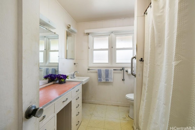 full bath with toilet, vanity, a shower with curtain, baseboards, and tile patterned floors