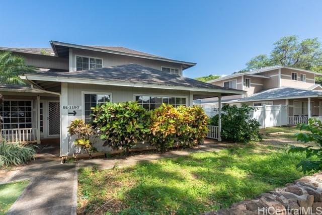 view of front of home featuring a front yard