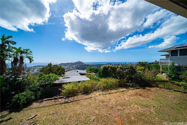 view of yard featuring a mountain view