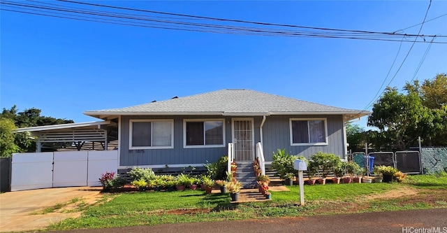 view of front of property featuring a carport and a front yard