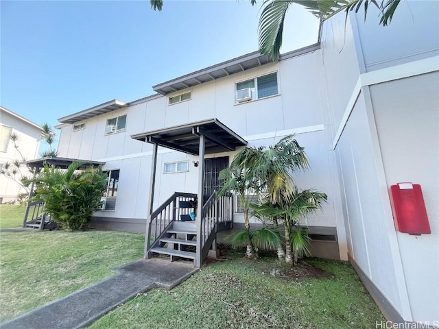 view of front of property featuring a front yard