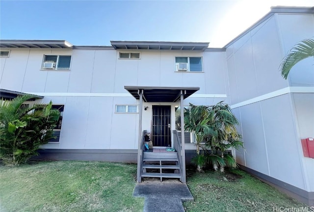 view of front facade with a front yard