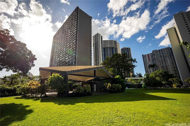 view of property's community featuring a lawn