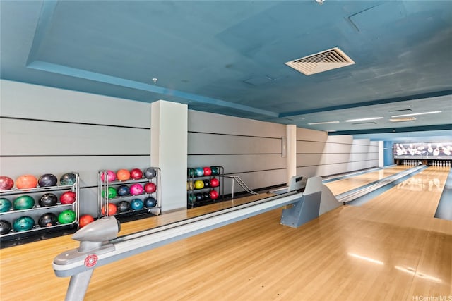 1212 Nuuanu Ave Unit 1412, Honolulu, HI 96817 - rec room with wood finished floors, visible vents, and a bowling alley