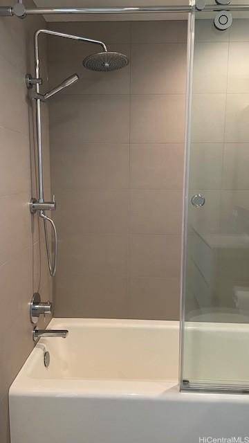 bathroom featuring tiled shower / bath