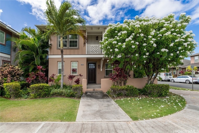 view of front facade featuring a front yard