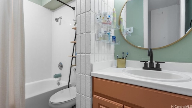 full bathroom featuring shower / tub combo with curtain, vanity, and toilet