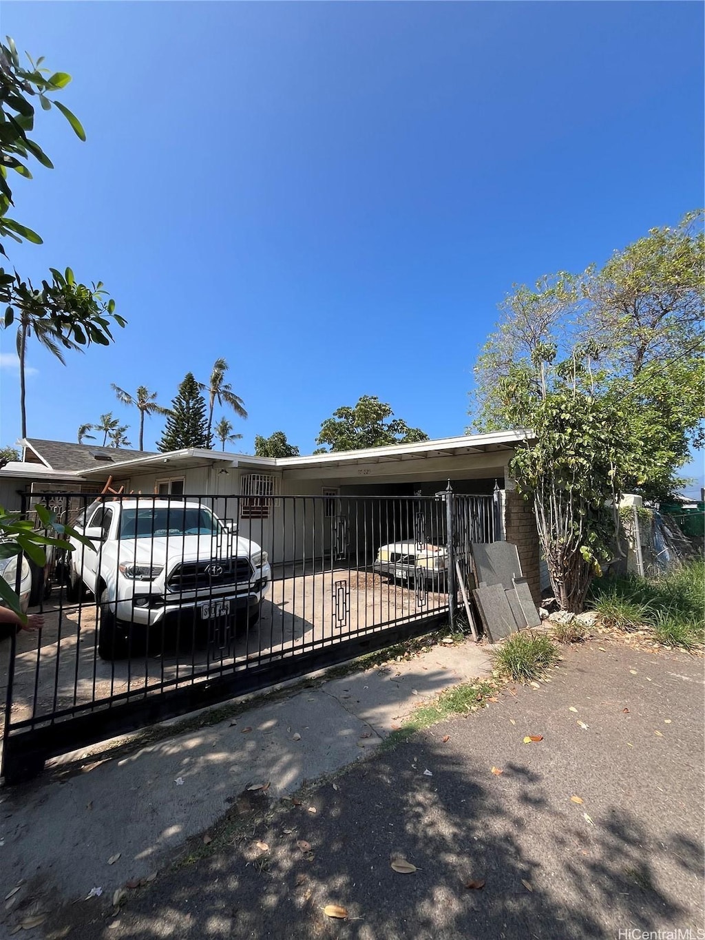 87-825 Farrington Hwy, Waianae, HI 96792 - manufactured / mobile home featuring a fenced front yard