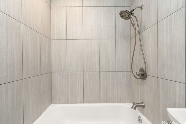 bathroom featuring tiled shower / bath combo