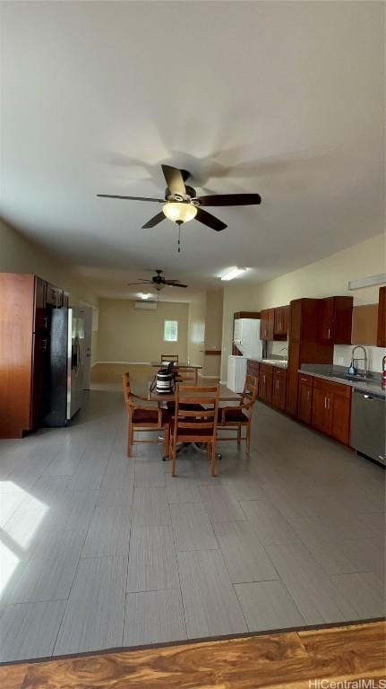 dining space with ceiling fan