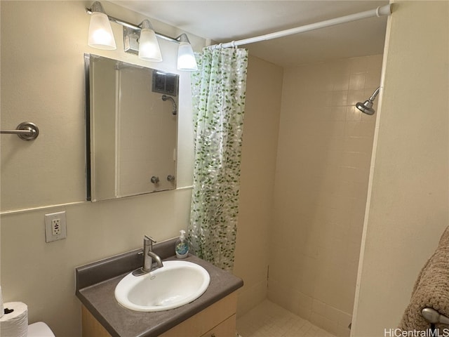 full bath featuring toilet, visible vents, a tile shower, and vanity