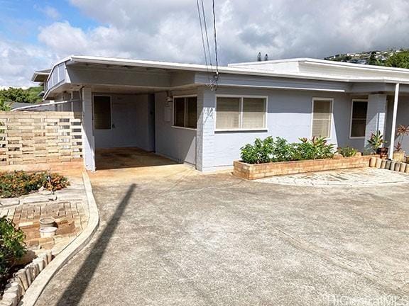 view of front of home with driveway and an attached carport