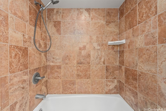 details featuring tiled shower / bath combo