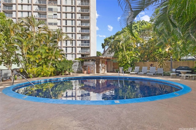 1617 Keeaumoku St Unit 1405, Honolulu, HI 96822 - community pool with grilling area and a patio