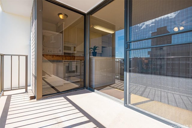 balcony featuring stacked washing maching and dryer