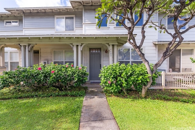 view of front of house featuring a front lawn