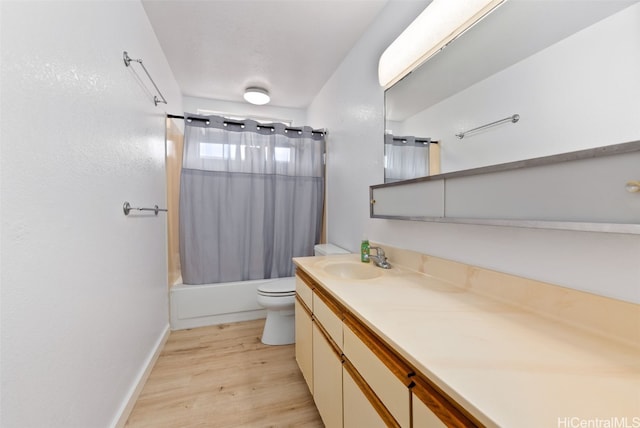 full bathroom featuring baseboards, toilet, shower / tub combo with curtain, wood finished floors, and vanity