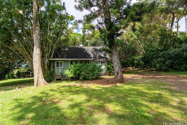 view of yard with driveway