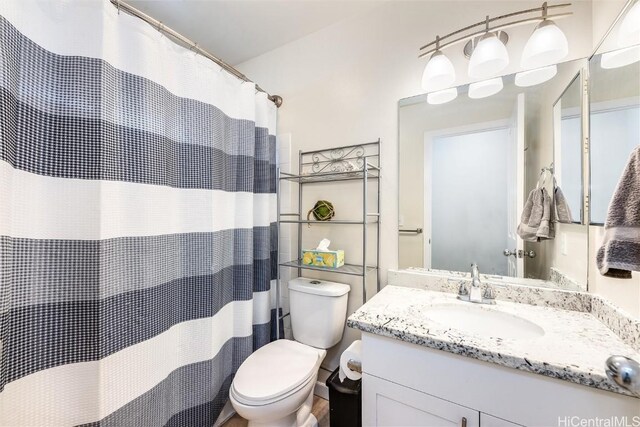 full bath with toilet, vanity, and a shower with curtain