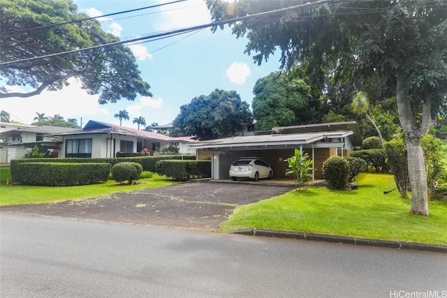 view of front of property featuring aphalt driveway and a front yard