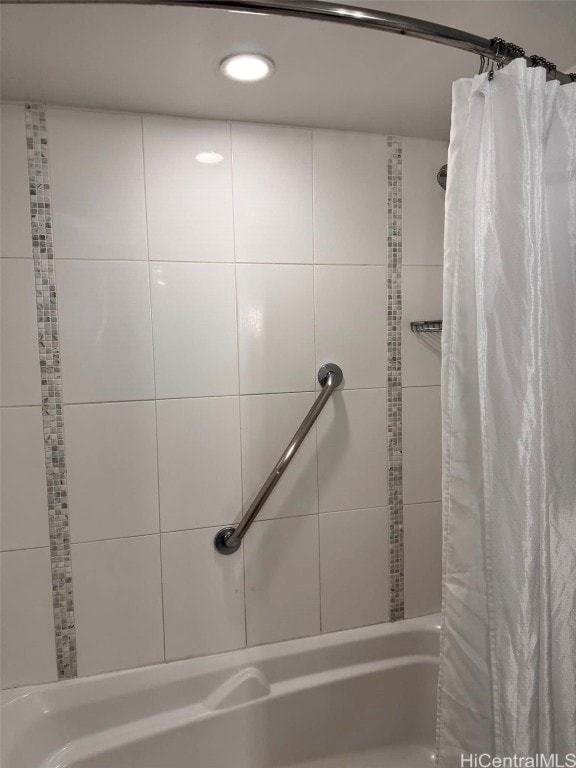 full bathroom featuring shower / tub combo with curtain