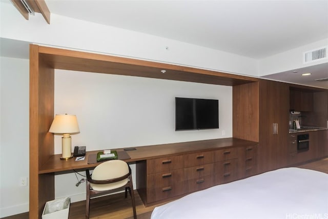 2139 Kuhio Ave Unit 1207, Honolulu, HI 96815 - bedroom with baseboards, visible vents, built in study area, wood finished floors, and recessed lighting