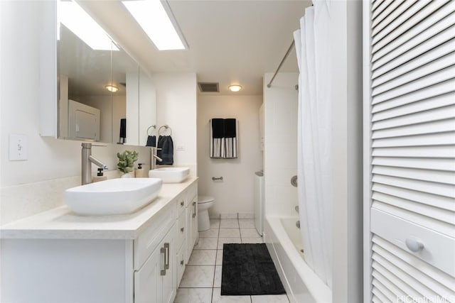 bathroom featuring toilet, a sink, visible vents, a closet, and shower / bathtub combination with curtain