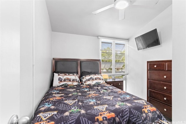 bedroom with ceiling fan