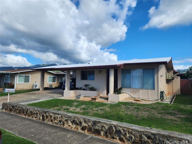 view of front of house featuring a front lawn