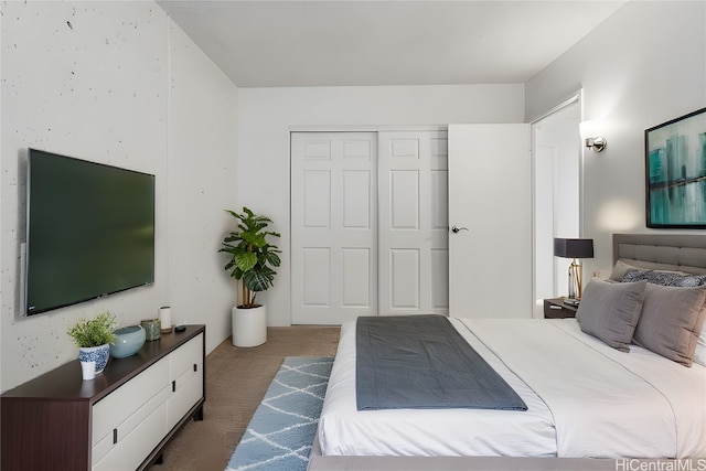 bedroom featuring a closet and carpet flooring