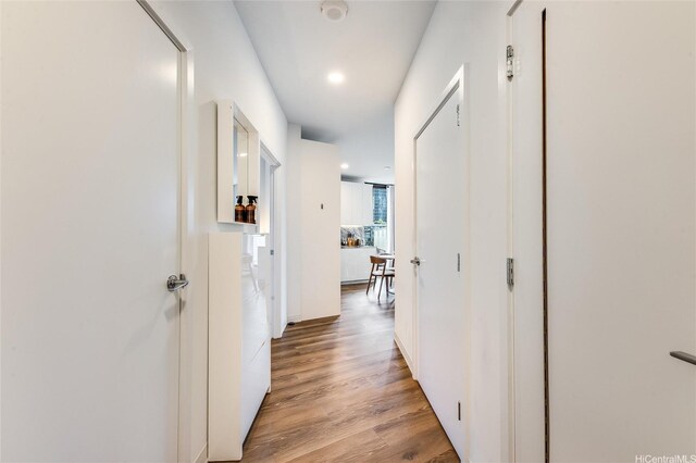 987 Queen St Unit 502, Honolulu, HI 96814 - hall featuring light wood finished floors and recessed lighting