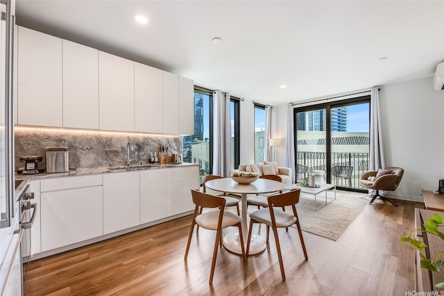 987 Queen St Unit 502, Honolulu, HI 96814 - dining room with light wood-type flooring, plenty of natural light, expansive windows, a wall mounted AC, and recessed lighting