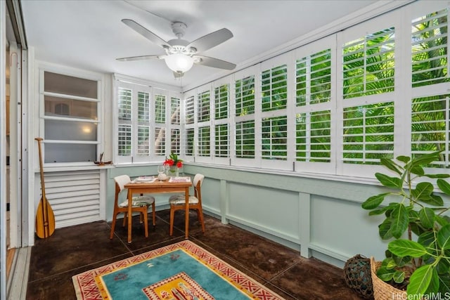 sunroom with ceiling fan